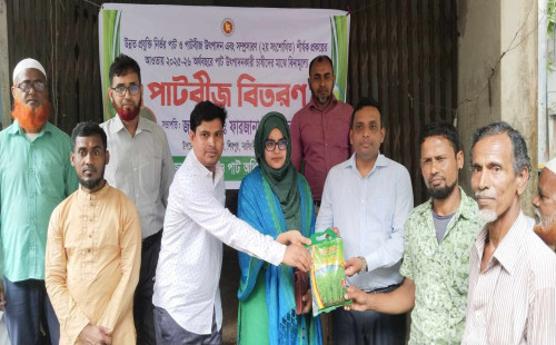 শিবপুরে প্রান্তিক কৃষকদের মাঝে বিনামূল্যে বীজ ও সার বিতরণ