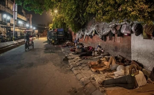 রাজনীতি যখন আত্মস্বার্থের হাতিয়ার: ফুটপাতের আর্তনাদ ও ক্ষমতার নোংরা খেলা